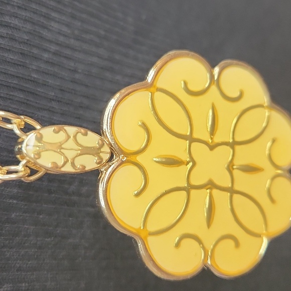 NWT Cookie Lee Vintage Creme Enamel Elegant Goldtone Flower Pendant Necklace - Picture 7 of 12